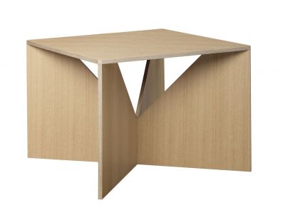 Quadratischer Calvert Couchtisch von e15 aus hellem Holz, modernes Design für Wohnzimmer.